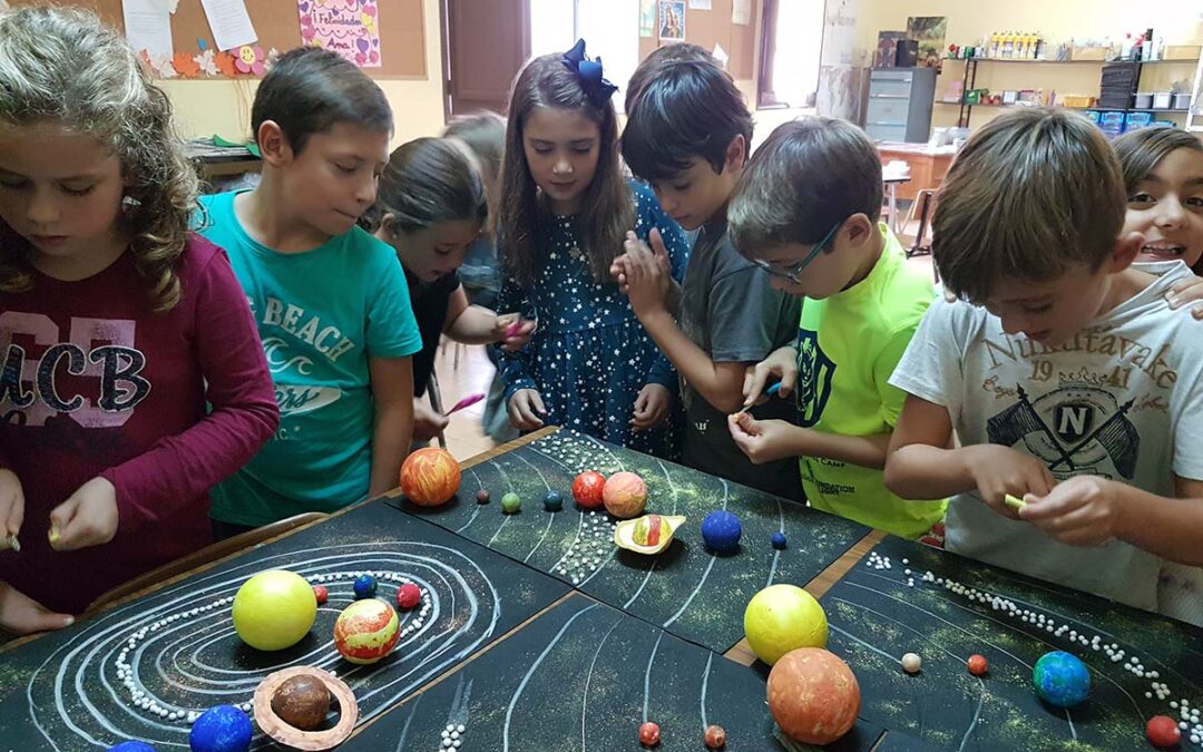 Los alumnos de 4º de primaria pasan una tarde especial y “espacial” con los más pequeños del colegio